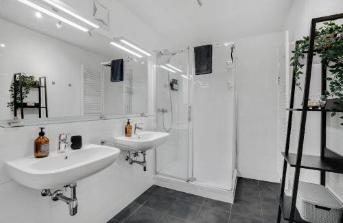 Graz City Centre Apartamento | Urban Jungle Design - Historic City Center with Free Parking & Panoramic View by HERO HOMES