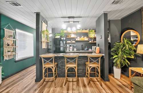Holiday Beach Apartamento | Urban Jungle Themed Apt - Shared Pool - Queen Bed