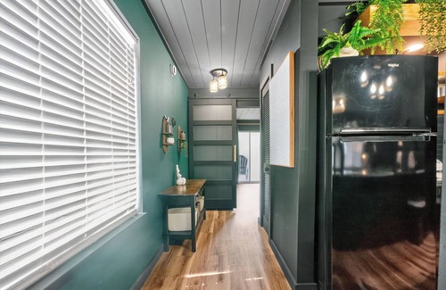 Holiday Beach Apartamento | Urban Jungle Themed Apt - Shared Pool - Queen Bed