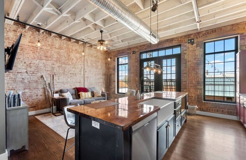 Perryville Apartamento | Urban Loft #1 RED · Urban Loft Downtown above BrewCo & Restaurant