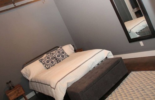 Perryville Apartamento | Urban Loft #6 MUSTAR · Urban Loft Downtown above BrewCo & Restaurant