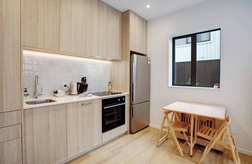 Greenlane - Ellerslie Casa | Urban Vogue Escape with Parking and Air-con