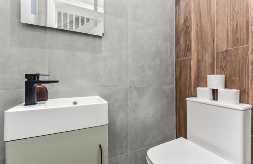 Harrow Apartamento | Urban Oasis - Chic 4BR Stay Perfect for Big Groups