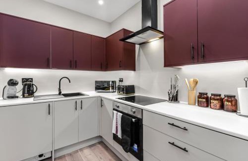 Harrow Apartamento | Urban Oasis - Chic 4BR Stay Perfect for Big Groups