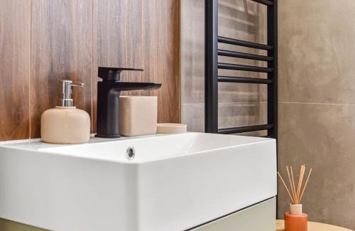 Harrow Apartamento | Urban Oasis - Chic 4BR Stay Perfect for Big Groups