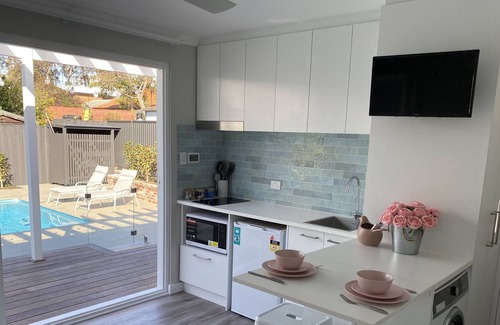 Claremont Apartamento | Urban Oasis in the heart of Claremont with pool!