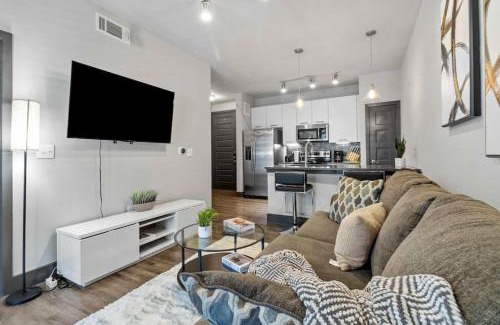 Chestnut Apartamento | Urban Oasis, Pool Gym Dog Park Free WiFi