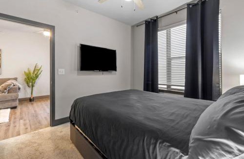 Chestnut Apartamento | Urban Oasis, Pool Gym Dog Park Free WiFi