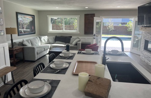 South Manchaca Casa | Urban Oasis: Pool Retreat – Downtown, ACL & F 1