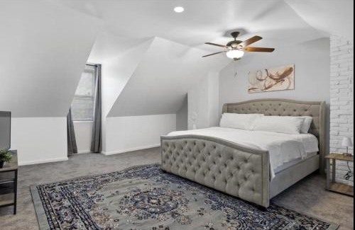 Etna Casa | Urban Oasis: Stylish City House with Modern Amenities