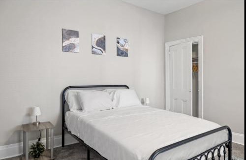 Etna Casa | Urban Oasis: Stylish City House with Modern Amenities