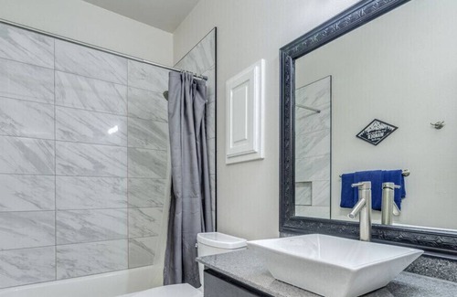 Pflugerville Casa | Urban Oasis w/prime location, 5BR 2BA,PRIVATE POOL