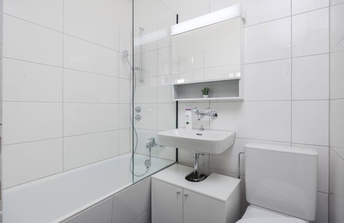 Sihlfeld Apartamento | Urban Oasis with Queen Bed and City View (BE-18)