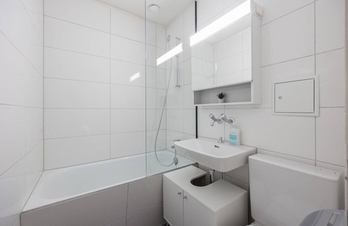 Sihlfeld Apartamento | Urban Oasis with Queen Bed and City View (BE-39)
