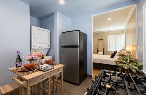 Burbank Apartamento | Refugio urbano: retiro opulento con cocina gourmet completa y lavadora / secadora en el interior