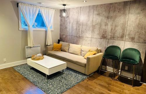 Saint-Hubert Apartamento | Urban Retreat - 2 Bedroom, 3 Beds, 6 Guests, Free Parking