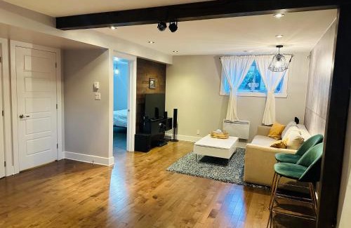 Saint-Hubert Apartamento | Urban Retreat - 2 Bedroom, 3 Beds, 6 Guests, Free Parking