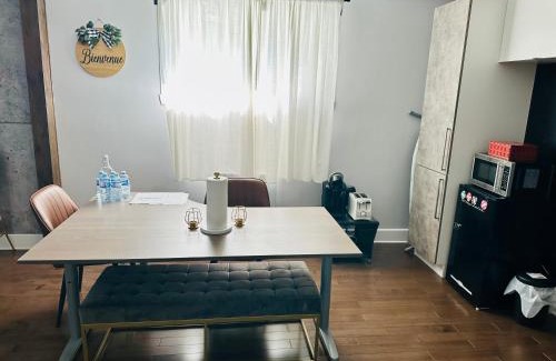 Saint-Hubert Apartamento | Urban Retreat - 2 Bedroom, 3 Beds, 6 Guests, Free Parking