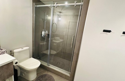 Saint-Hubert Casa | Urban Retreat - 3 Beds| 6 Guests| Free Parking
