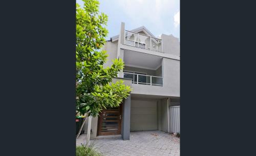Perth Casa | Urban Retreat CBD Perth House 4BR 3BA 2PK SLEEP 8!