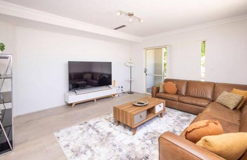 Perth Casa | Urban Retreat CBD Perth House 4BR 3BA 2PK SLEEP 8!