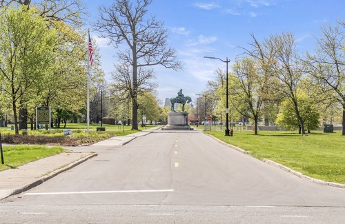 Detroit Apartamento | Urban Retreat In Islandview 2 Bedroom Apts by Redawning