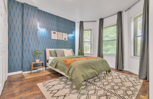 Detroit Apartamento | Urban Retreat In Islandview 2 Bedroom Apts by Redawning