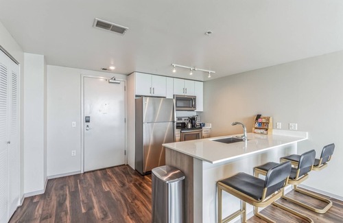 Iowa City Apartamento | Urban Retreat with 24/7 Gym + Work Desk + 92 Walk Score