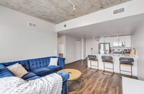 Iowa City Apartamento | Urban Retreat with 24/7 Gym + Work Desk + 92 Walk Score