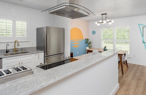Eagles Nest Casa | Urban Sophistication, Tropical Vibes, Hot Tub, Close to Beach! Clean!