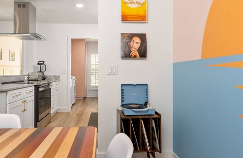 Eagles Nest Casa | Urban Sophistication, Tropical Vibes, Hot Tub, Close to Beach! Clean!