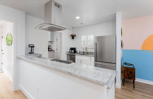 Eagles Nest Casa | Urban Sophistication, Tropical Vibes, Hot Tub, Close to Beach! Clean!