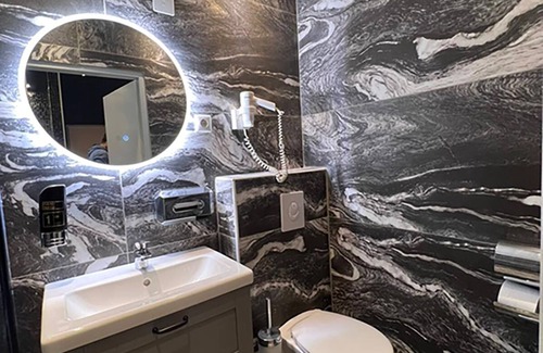 Mariahilf Hotel | Urban Suite With Jaccuzzi on Shopping Street