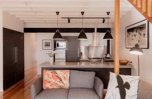 West Hobart Apartamento | Urban Warehouse Retreat in West Hobart