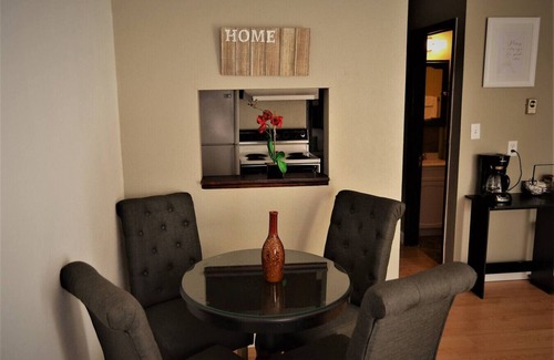 Grand Forks Apartamento | Urbana: charming, well-lit 2-bed, 1.5 bath apartment in central Grand Forks.