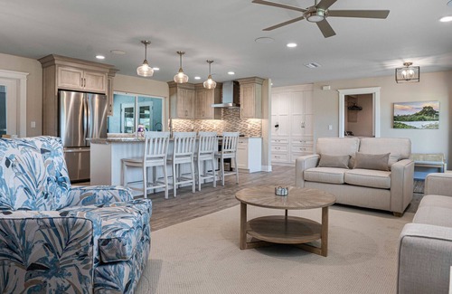 Murex Lakes Casa | Urlaub Haus, Beautifully Remodeled, Lake-Front Pool Home