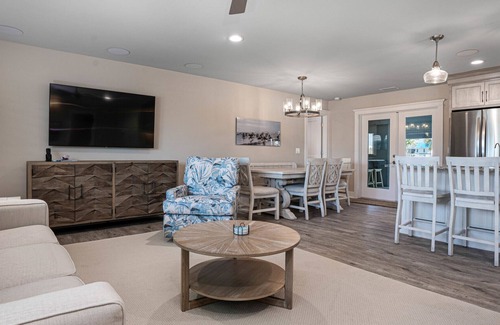 Murex Lakes Casa | Urlaub Haus, Beautifully Remodeled, Lake-Front Pool Home