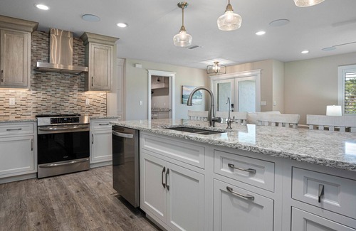 Murex Lakes Casa | Urlaub Haus, Beautifully Remodeled, Lake-Front Pool Home