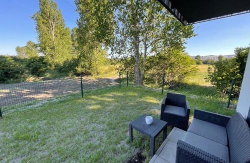 Rumia Apartamento | Uroczy Apartamet z Ogródkiem i widokiem na naturę,