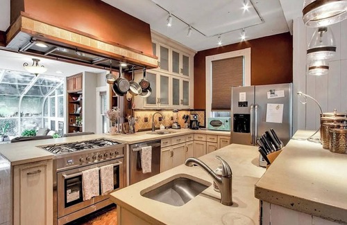 Nyack Casa | "The Stable" A Charming 3-bedroom house in Nyack with a Tennis Court