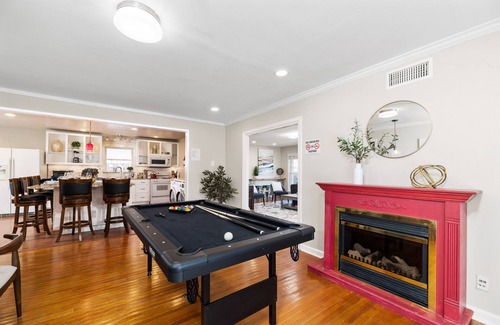 Central Arlington Casa | USFL! Hot Tub, Pool Table, Fire Pits, King beds, BBQ Fun! 🐾🏡