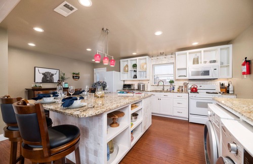 Central Arlington Casa | USFL! Hot Tub, Pool Table, Fire Pits, King beds, BBQ Fun! 🐾🏡