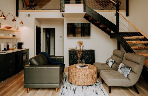 Gatlinburg - Pigeon Forge Cabaña | Deals + Night Views of Pigeon Forge + Modern Cottage!