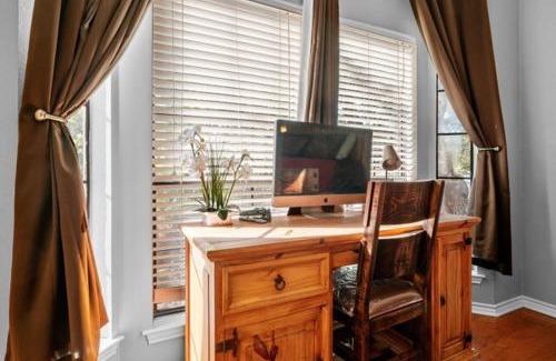 North University Apartamento | UT Retro Getaway- 2 King Beds, Workspace, F1 & Football