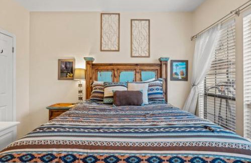 North University Apartamento | UT Retro Getaway- 2 King Beds, Workspace, F1 & Football
