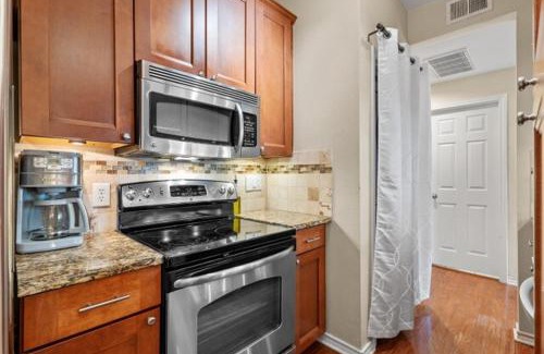 North University Apartamento | UT Retro Getaway- 2 King Beds, Workspace, F1 & Football