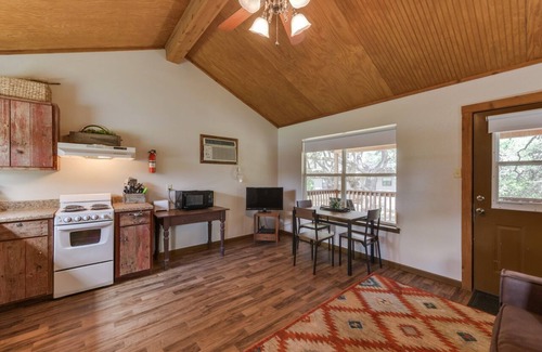 Utopia Cabina | Utopia River Retreat is a secluded paradise nestled along the Sabinal River in the Texas Hill Country.