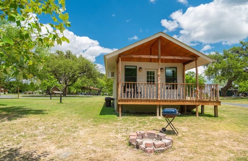 Utopia Cabina | Utopia River Retreat is a secluded paradise nestled along the Sabinal River in the Texas Hill Country.