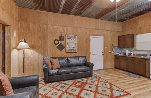 Utopia Cabina | Utopia River Retreat is a secluded paradise nestled along the Sabinal River in the Texas Hill Country.