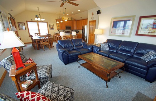 Ocean Hill Casa | V1252- A Real Beauty! 6 Bedrooms (3 masters), Hot Tub, 2 Com Pools, Foosball!